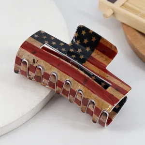 Detailopname van de 8cm haarklem met Amerikaans vlagmotief voor Onafhankelijkheidsdag.