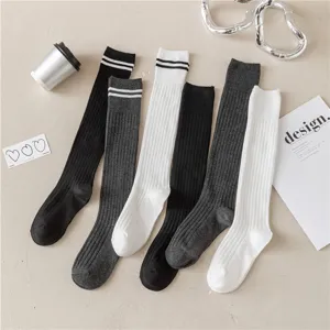 Klassische gestreifte Kniestrümpfe in Schwarz Weiß Grau, ideal für den Alltag und Sport-Outfits.