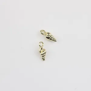 Mini pendentif charm coquillage d'or pour fabrication de bijoux DIY, bracelet collier gros plan.