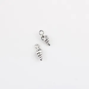 Vue détaillée de mini pendentifs en métal coquillage pour la création de bijoux DIY.