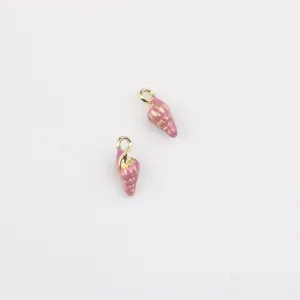 Détail pendentif coquillage mini, alliage doré émail rose, idéal pour bijoux faits main DIY.