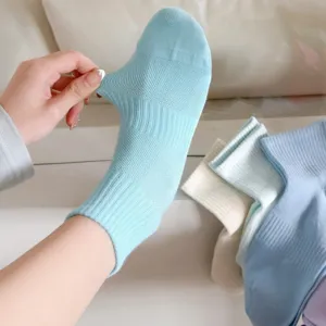 Nahaufnahme atmungsaktiver Netz-Kurzsocken mit Elastizität und weicher Baumwollstruktur.