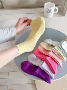 Detailansicht bunter atmungsaktiver Mesh-Baumwollsocken für Damen, trendige Frühlingsstile.