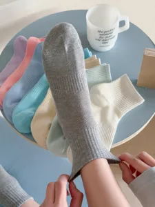 Detailaufnahme von bunten, atmungsaktiven Netz-Kurzsocken, weiche Baumwolle für Frühling.