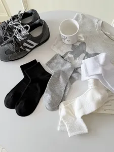 Bequeme atmungsaktive Baumwoll-Sportsocken in Schwarz, Grau und Weiß für den Sport.