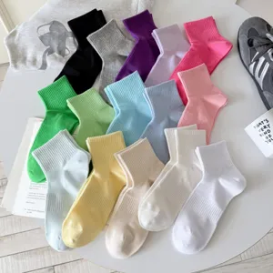Bunte kurze Baumwollsocken fuer Damen, atmungsaktive Sommersocken, verschiedene Farben.