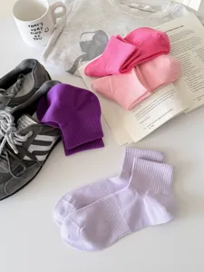 Detailaufnahme von bunten, atmungsaktiven Mesh-Kurzsocken für bequemen Sommersport.