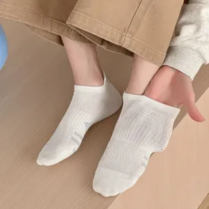 Breathable mesh cotton men's socks with pull tab, comfortable low-cut athletic boat socks.