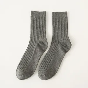 Heren effen grijs geribbelde katoenen sokken, comfortabele casual dagelijkse stijl.