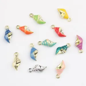 Vue de détail de pendentifs coquillage en alliage coloré pour bijoux faits main.