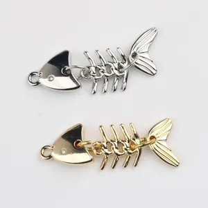 Dettaglio ciondolo lisca di pesce, accessorio gioielli fai da te in lega per bracciali e collane.