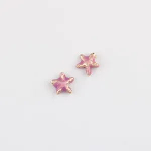 Vista dettagliata di perle stella in smalto rosa, accessorio gioiello DIY dorato.