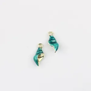 Vue détaillée du mini pendentif coquillage émaillé turquoise pour création de bijoux DIY.