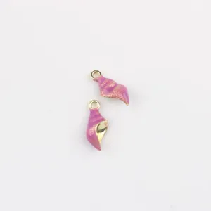 Détail du pendentif conque rose en alliage, idéal pour la création de bijoux artisanaux DIY.