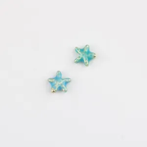 Perlina stella blu in lega smaltata dettaglio primo piano per creazione di gioielli