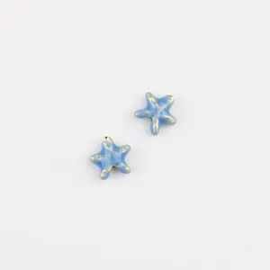 Dettaglio di ciondolo a stella Marina in lega blu, perfetto per la creazione di gioielli fai da te.