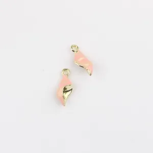 Gros plan du détail du pendentif coquillage en émail rose, idéal pour la création de bijoux DIY.