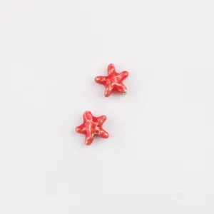 Dettaglio perla stella marina in lega smaltata rossa per la creazione di gioielli e bracciali fai da te