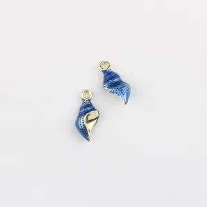 Petits charms coquillage émail bleu vue de détail pour fabrication de bijoux collier DIY.