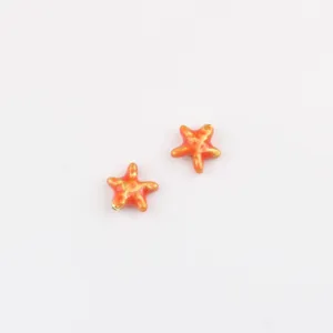 Vista dettagliata di bellissime perline a forma di stella marina arancione per bigiotteria.
