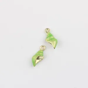 Détail de pendentif coquillage émaillé, breloque en alliage doré pour bijoux DIY collier.