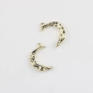 Detail gouden halve maan hanger, getextureerde metalen bedel voor DIY handgemaakte sieraden.