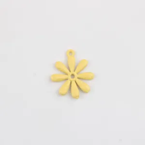 Detailopname van gele geverfde madeliefje hanger bedel voor DIY sieraden armband ketting maken.