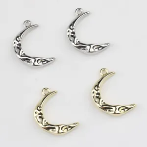 Detail van de legering maan hanger met getextureerd oppervlak voor DIY sieraden maken.
