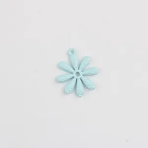 Detail blauwe margriet hanger, emaille metalen bedel voor DIY kettingen en armbanden accessoires.