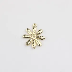 Gedetailleerde close-up van een gouden metalen madeliefje bloemhanger bedel voor sieraden maken.