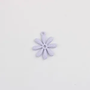 Gedetailleerde close-up van een pastelpaarse geëmailleerde madeliefjeshanger voor sieraden.