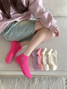 Atmungsaktive Baumwoll-Knöchelsocken für Damen in Bonbonfarben, ideal für Frühling und Sommer.