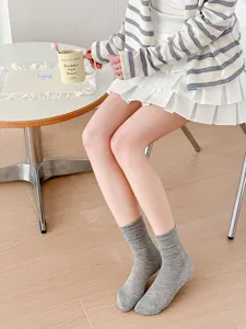 Detailaufnahme grauer dünner Seidensocken für Damen, atmungsaktiver und vielseitiger Mid-Tube-Stil.