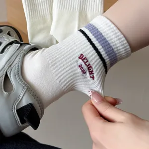 Calzini medi a righe da donna in stile americano con design ricamato per uso quotidiano.