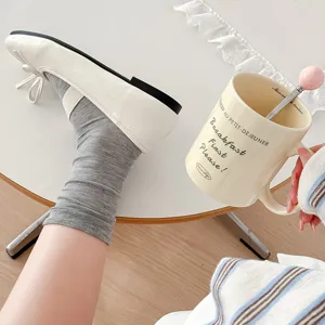 Detailansicht atmungsaktiver dünner Maulbeerseidensocken für Damen mit flachen Schuhen.
