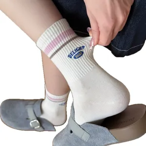 Calzini a metà polpaccio a righe in stile vintage americano per donna, simpatiche lettere ricamate.