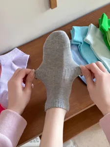 Detailansicht elastischer Baumwoll-Kurzsocken in Grau mit hoher Dehnbarkeit und Atmungsaktivität.