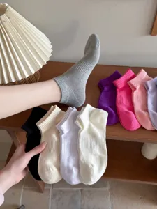 Detailansicht atmungsaktiver, bonbonfarbener Netz-Baumwollkurzsocken für Damen im Stil.