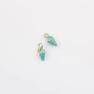 Gros plan détaillé de mini pendentifs coquillage turquoise, accessoires de bijoux faits main.