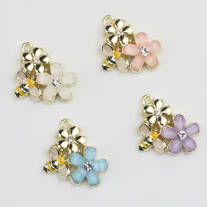 Détail en gros plan de pendentifs de bijoux en alliage de fleurs de cristal d'abeille.