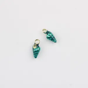Vue détaillée des pendentifs coquillage émaillé vert pour la fabrication de bijoux DIY colliers