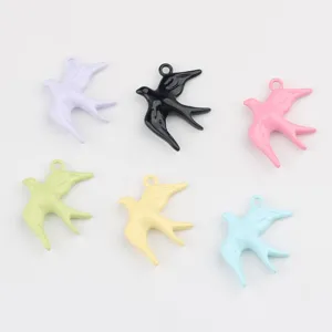 Kleurrijke legering zwaluw hangers, schattige vogel bedels voor DIY kettingen en oorbellen.