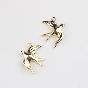 Gouden zwaluw metalen bedels voor DIY sieraden maken ketting oorbellen accessoires detailweergave.