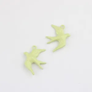 Lichtgroene emaille zwaluw hanger detail, schattig vogel bedeltje voor DIY sieraden.