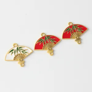 Nahaufnahme des Emaillierten Fächer-Anhängers, goldfarbener Legierungsverbinder für DIY-Schmuck.