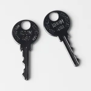 Detailaufnahme der personalisierten Zimmernummer Legierungsschlüsselanhänger glatt.