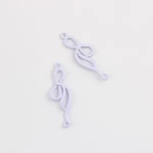 Detalle de cerca de conectores de lazo de aleacion morado claro para joyeria artesanal.