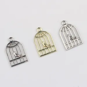 Detailansicht von Vogelkäfig Anhängern aus Legierung für DIY Schmuck, Halsketten und Armbänder.
