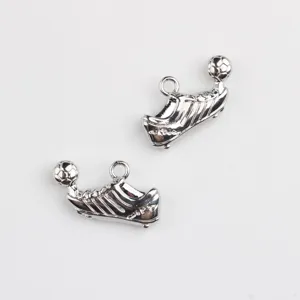 Colgantes de botas de fútbol plateados accesorios de joyería DIY para pulseras y collares.