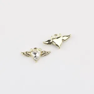 Detaillierte Ansicht von goldenen Teufelsflügeln mit Herz Kristall Anhänger für DIY Schmuck.